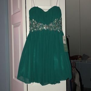 NWT B. Smart Emerald Homecoming Dress